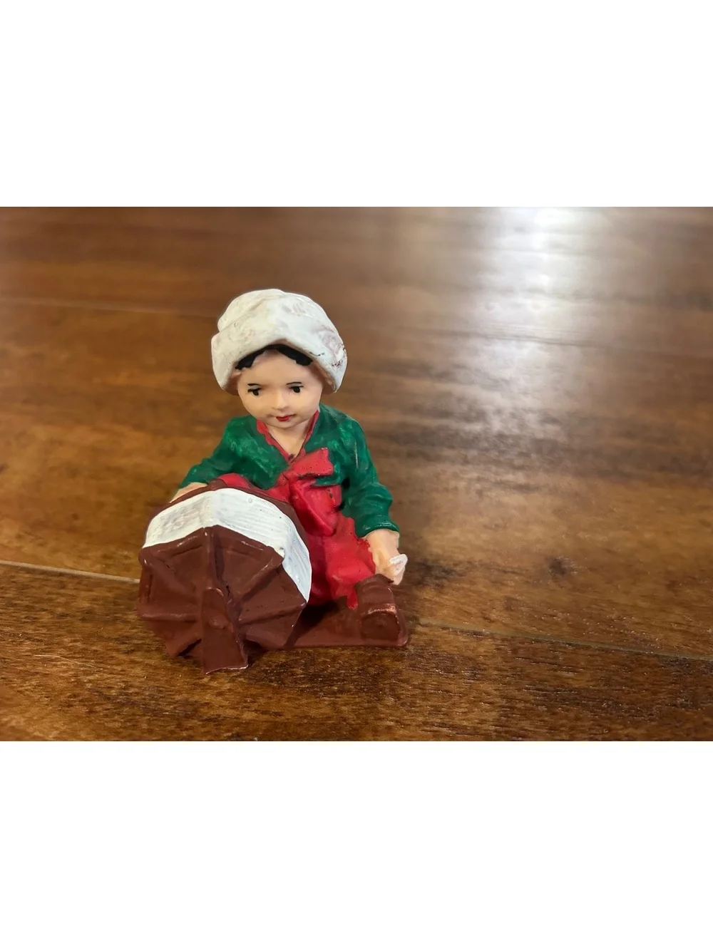 YI ART Korean resin figurine of Woman with Spinning Wheel